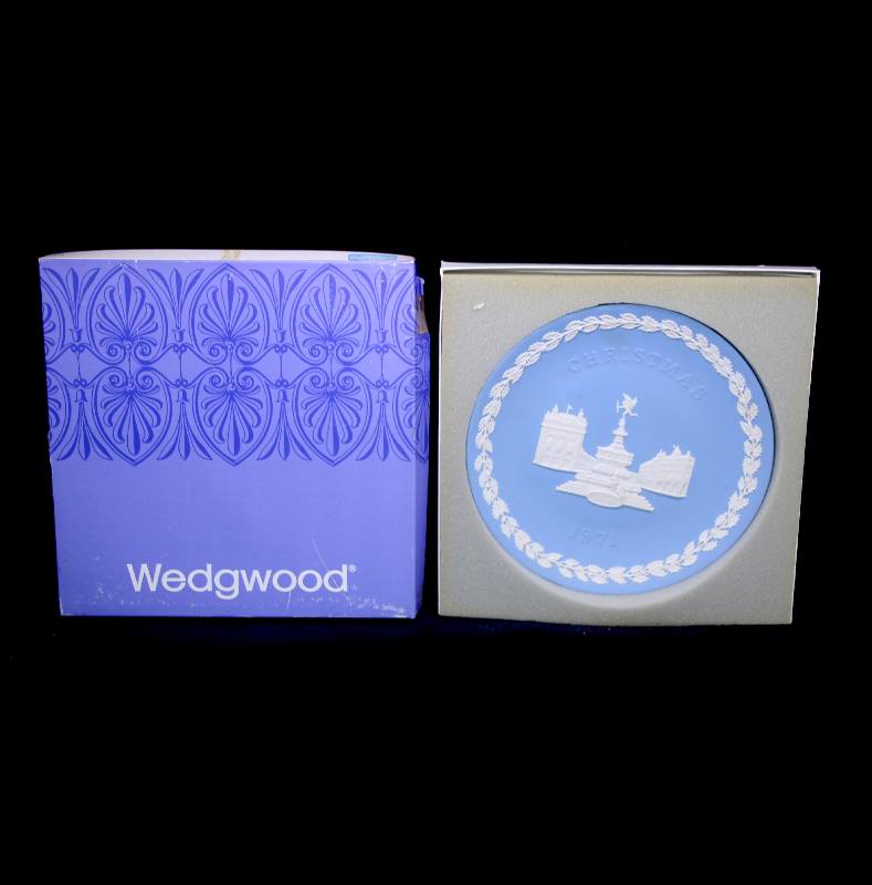 Vintage Wedgwood 1971 Jasperware blue & white Christmas plate Picadilly Circus