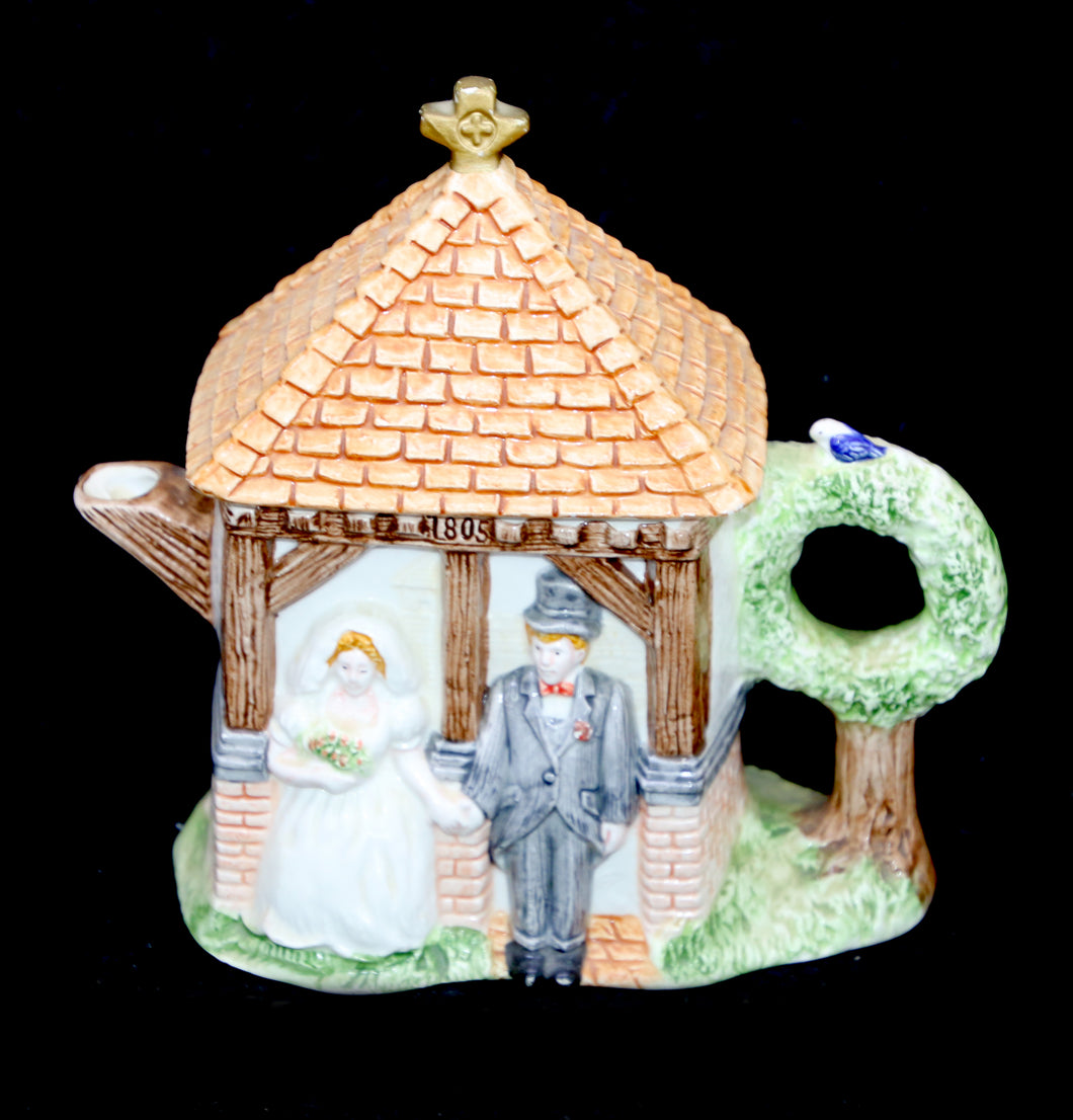 Vintage LEONARDO wedding bride & groom church gate novelty teapot