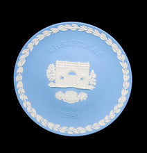 Load image into Gallery viewer, Vintage Wedgwood 1981 jasperware Christmas Plate Marble Arch
