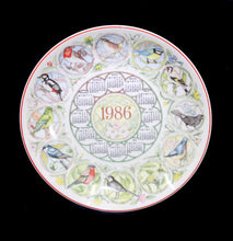 Load image into Gallery viewer, Vintage Wedgwood 1986 Garden Birds calendar plate in box

