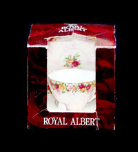 Load image into Gallery viewer, Vintage Royal Albert OLD COUNTRY ROSES Peach Damask teacup &amp; saucer duo
