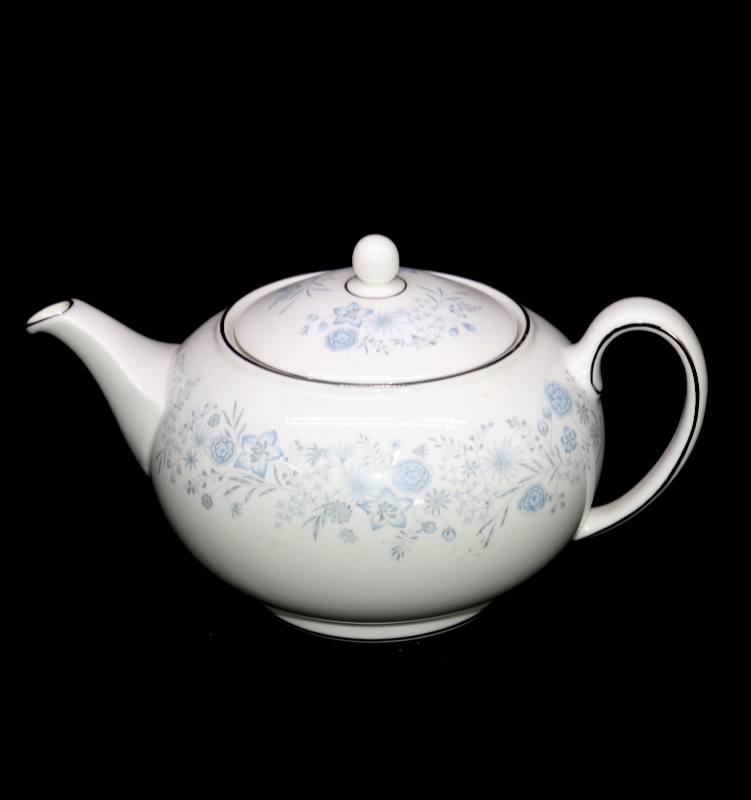 Vintage Wedgwood Belle Fleur ENGLAND blue & white large teapot