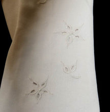 Load image into Gallery viewer, Vintage 1950s DENTS Size 7 embroidered stretch cream gloves
