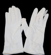 Load image into Gallery viewer, Vintage 1950s Kayser Size 5.5 embroidered stretch cream short gloves
