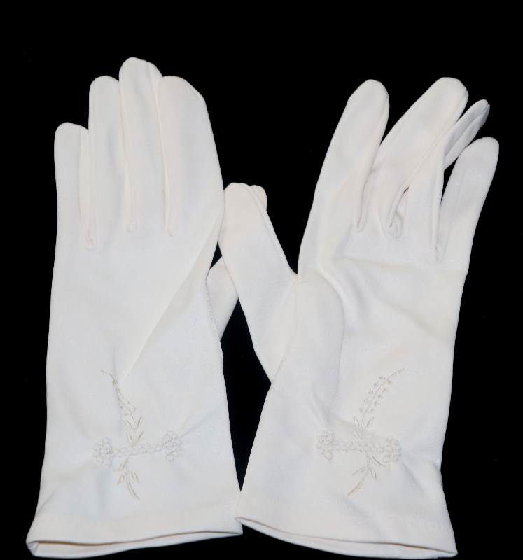Vintage 1950s Kayser Size 5.5 embroidered stretch cream short gloves