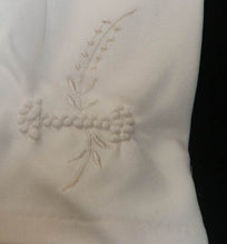Load image into Gallery viewer, Vintage 1950s Kayser Size 5.5 embroidered stretch cream short gloves

