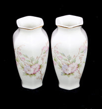 Load image into Gallery viewer, Vintage HAMMERSLEY England pair of pretty floral small vases
