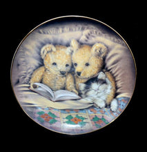 Load image into Gallery viewer, Vintage FRANKLIN MINT Bedtime Story teddies &amp; kitten reading collector&#39;s plate
