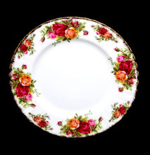 Load image into Gallery viewer, Vintage Royal Albert England Old Country Roses set of 6 entree or salad plates
